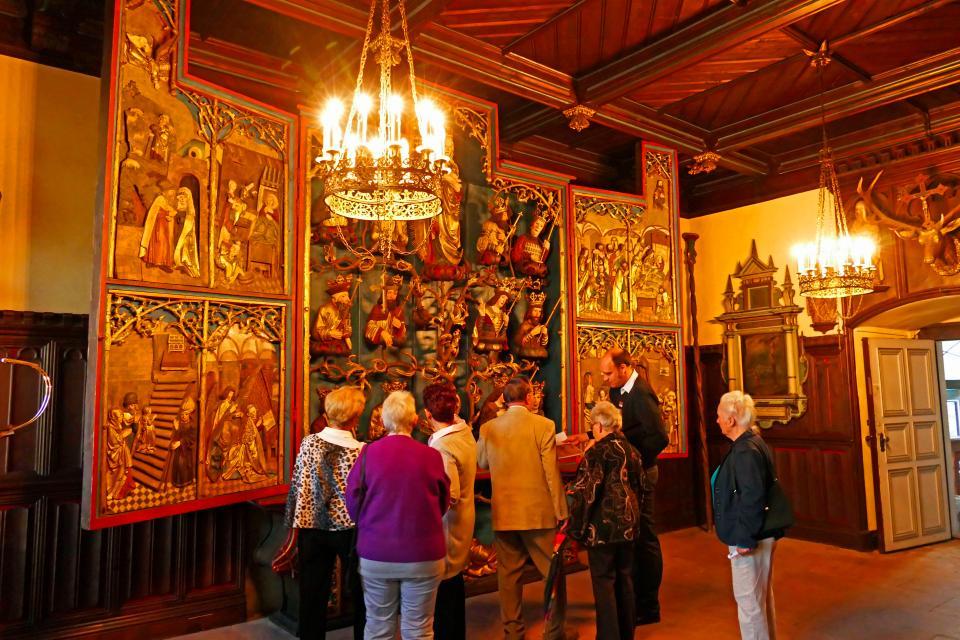 Der 1515 fertig gestellte Schöllenbacher Altar in der Hubertuskapelle vom Schloss Erbach gilt als eines der schönsten spätgotischen Werke kirchlicher Kunst im Mittelrheingebiet. 