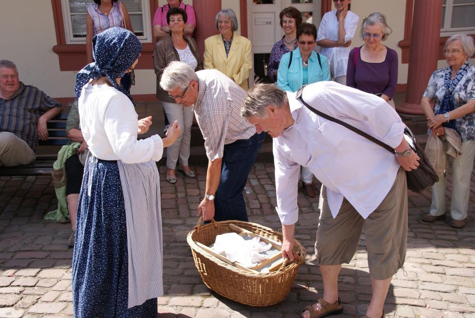 Als mundfaul sind Waschfrauen nicht bekannt und so hat die Erbacher Waschfrau aus dem 18. Jahrhundert Geschichten über ihre Stadt zu erzählen, wie sie in keinem Reiseführer stehen: amüsant, humorvoll und spannend!