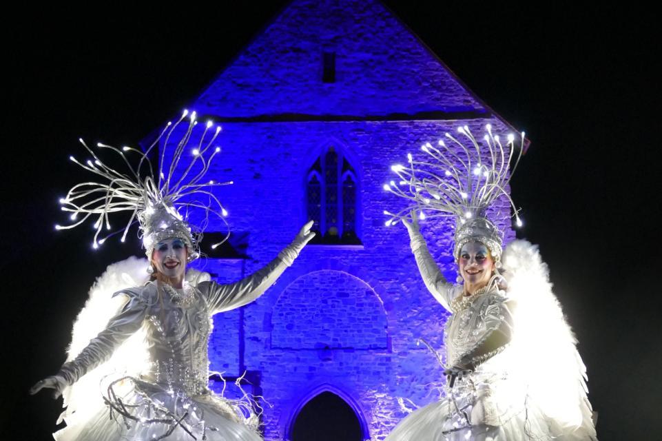 Das „Blaue Weihnachtswunder Lorsch“ wird der Weihnachtsmarkt in Lorsch genannt, wenn am ersten Adventswochenende das Weltkulturerbe Kloster Lorsch und der historische Marktplatz in blaues Licht getaucht werden.