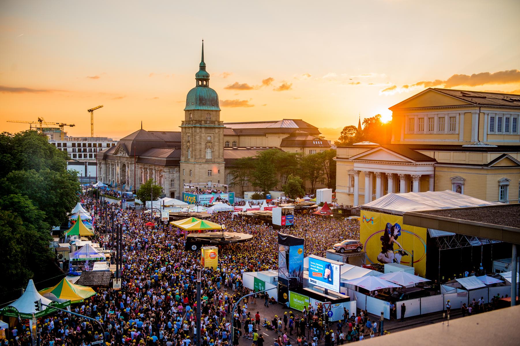 Das Schlossgrabenfest findet seit 1999 jährlich in der Darmstädter Innenstadt statt und ist Hessens größtes Musikfestival.