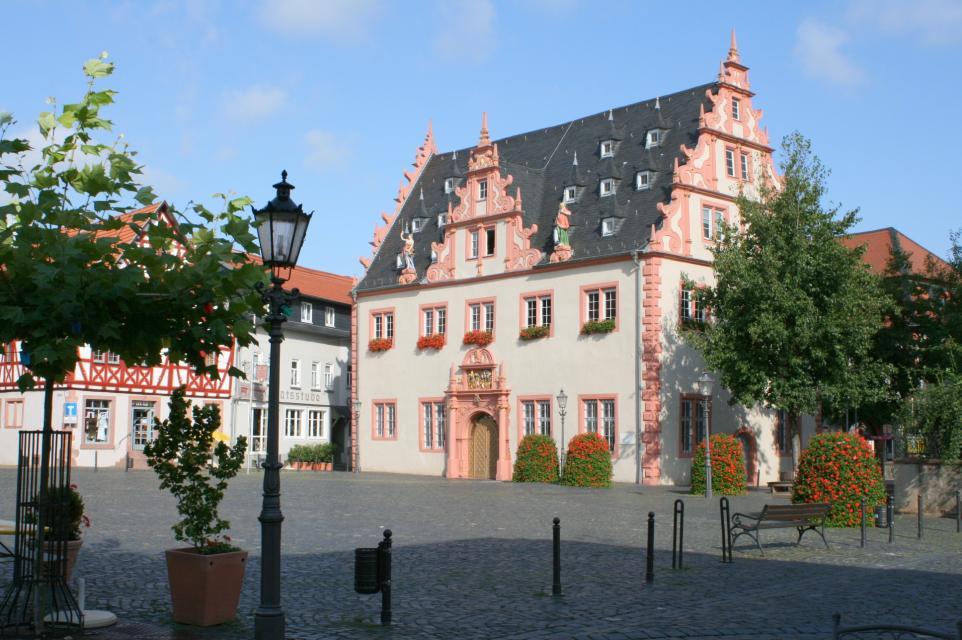 Am Samstag, dem 16. März und Sonntag, dem 17. März veranstaltet die Stadt Groß-Umstadt einen kleinen, feinen Ostermarkt in der Säulenhalle des Renaissance-Rathauses am Markt.