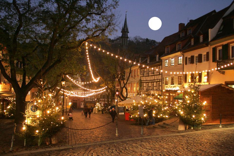 Abendlicher Weihnachtsmarkt auf dem historischen Marktplatz in Weinheim.
