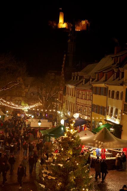 Der Weinheimer Weihnachtsmarkt rund um den historischen Marktplatz lässt die Kulturen Europas ineinander fließen.