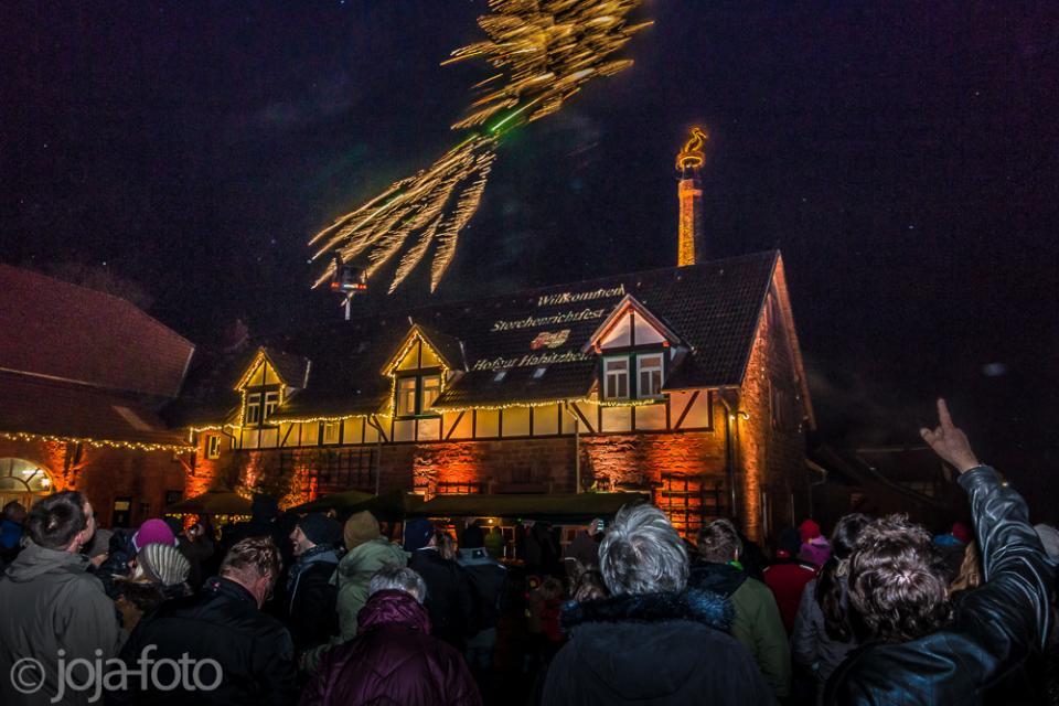Habitzheim leuchtet den Advent mit den offenen Häzemer Höfen ein und feiert die Storchenrichtfestzermonie mit seinen Besuchern.
                 title=