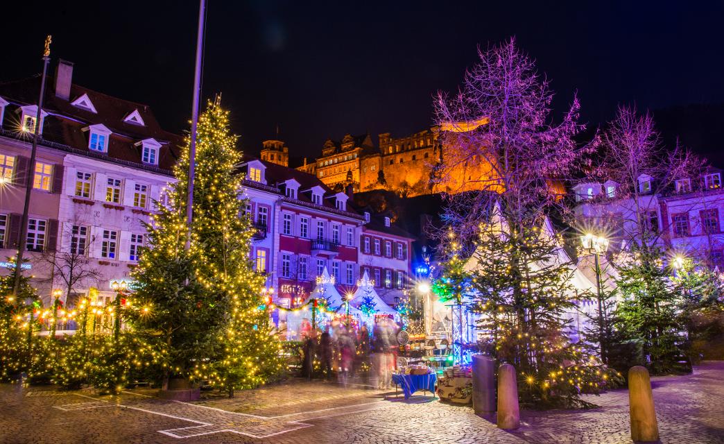 Ein Blick auf den Der weihnachtlich geschmückte Kornmarkt in der Heidelberger Altstadt.