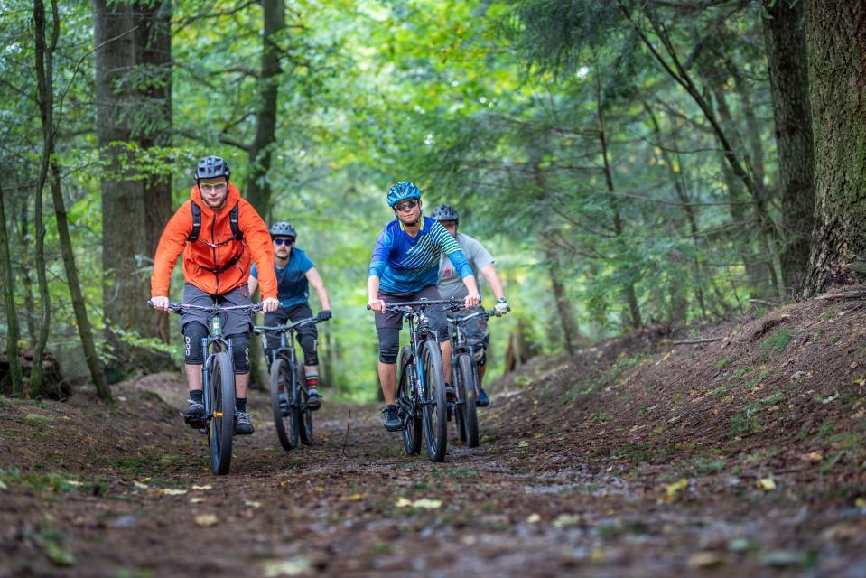 Mutige Mountainbiker erkunden mit ihren Rädern den Überwald.