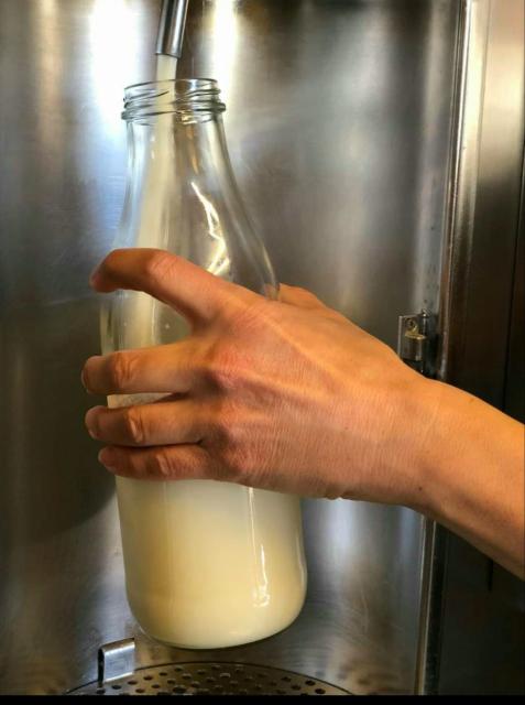 Am hofeigenen Milchautomat kann man sich die Milch frisch abzapfen.