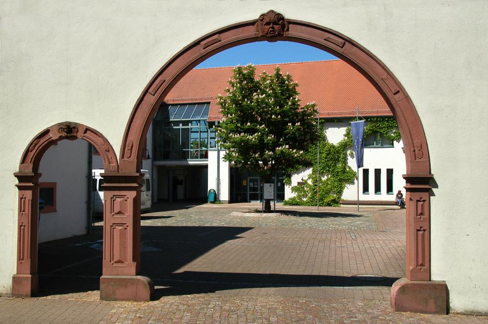 Durch den historischer Torbogen gelangt man in den Innenhof des Kulturzentrums.   