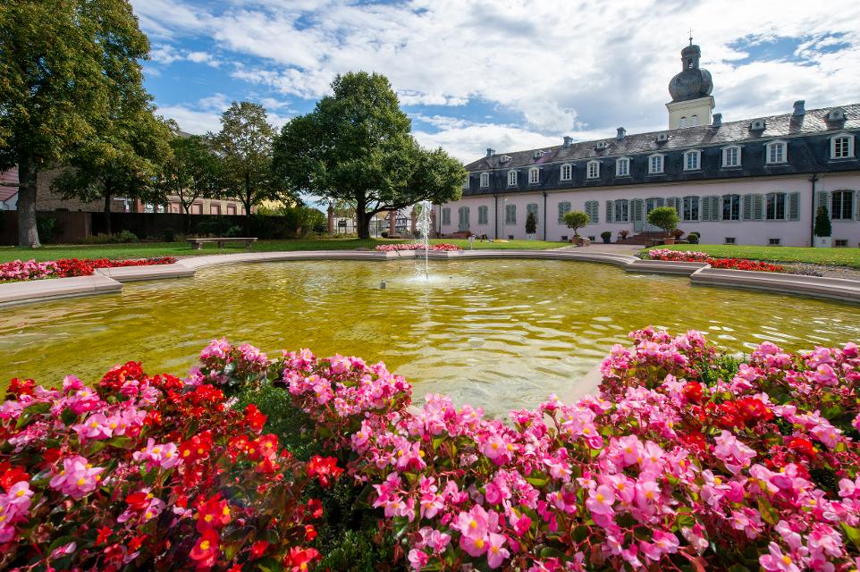 Schloss Braunshardt ist weithin bekannt als eine „Perle des Rokoko", ein Ort der verzaubert und in längst vergangene Zeiten zurückversetzt. Führungen gibt es auf Anfrage (info@schloss-braunshardt.org).