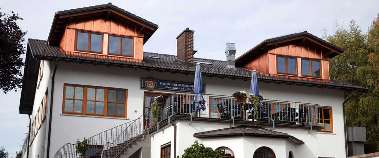 Unser Restaurant/Café/„Haus am Mühlberg“ ist ein Familienbetrieb und bekannt für seine gutbürgerliche Küche,  hausgemachten Kuchen und Eis und  leckere Spezialitäten aus dem Odenwald.
                 title=