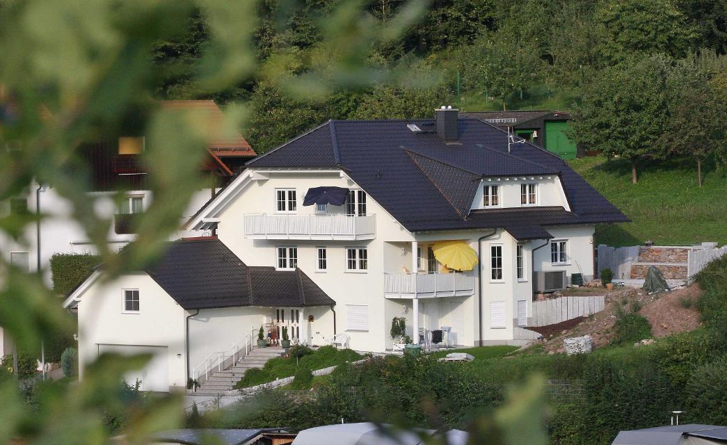 Schöne, großzügige Ferienwohnung in ruhiger Lage am Ortsrand von Wald-Michelbach gelegen. Das Waldschwimmbad erreichen Sie in wenigen Minuten zu Fuß. Die Wohnung hat 105 m² und verfügt über zwei Balkone mit Gartenmöbeln. Zwei Schlafzimmer, davon eins mit Ankleidezimmer warten auf Sie. 
