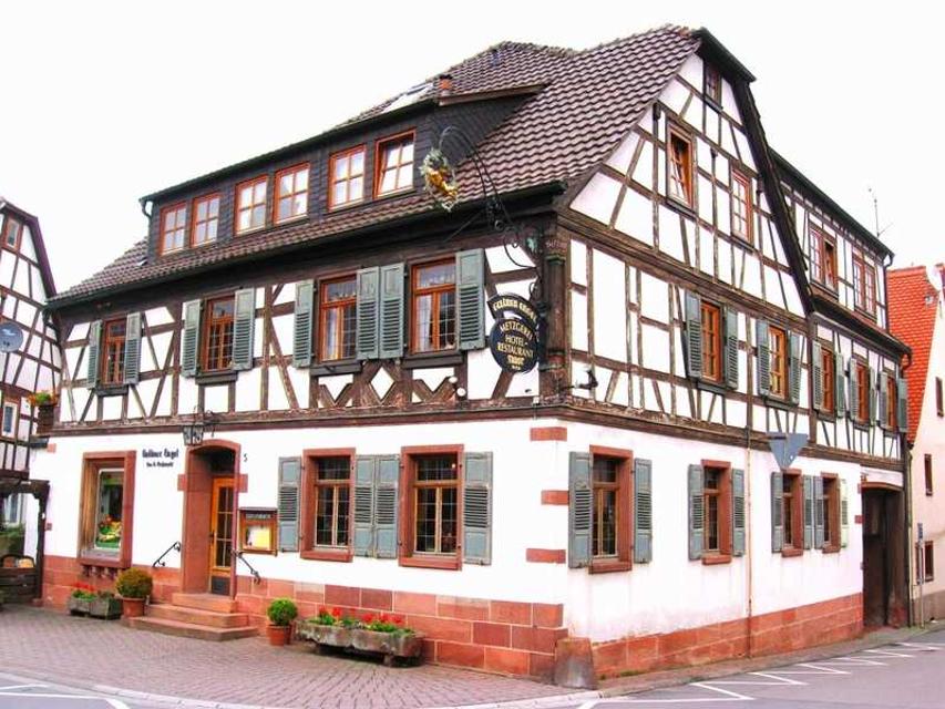 Der Goldene Engel, ein fränkisches Fachwerkhaus von 1596, liegt inmitten eines kleinen Dorfes. Eingebettet in die Ruhe des Maintals am Rande des Odenwalds.