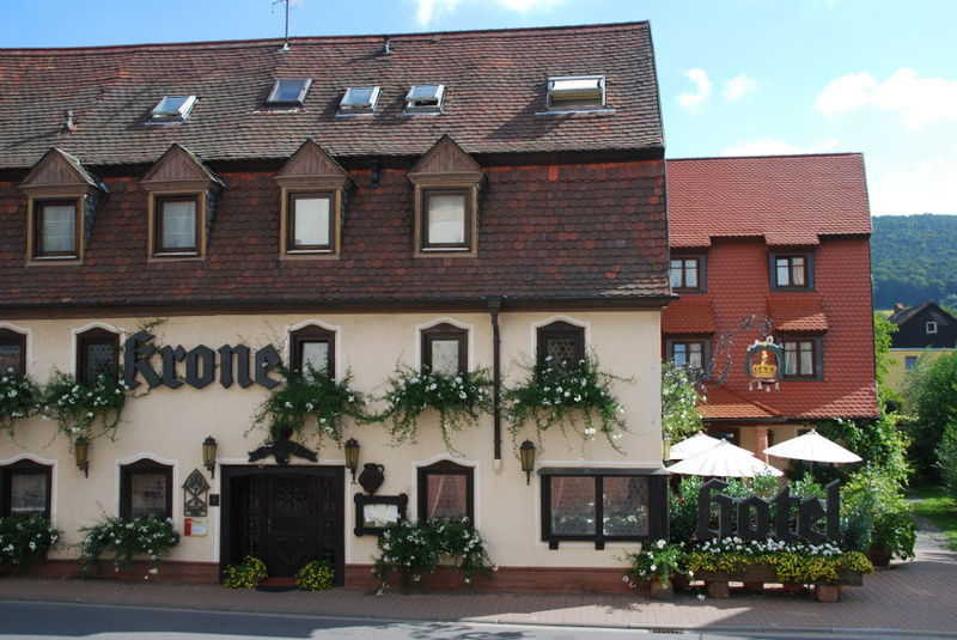 Nahe am Main gelegen, erreicht man von Frankfurt aus in weniger als einer Stunde das idyllische Dorf Laudenbach. Hier finden Sie ein Schmuckstück, das seit über 400 Jahren existierende romantische Hotel Zur Krone. 
