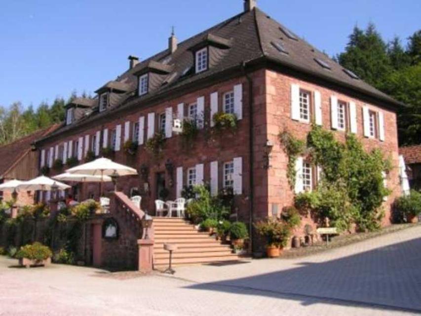 Umringt von anmutigen Nadelwäldern, liegt das ehemalige Klostergut „Amorhof“ der Benediktinerabtei Amorbach von 1446 inmitten des Naturparks Bayerischer Odenwald und ist nur ca. 2 km von der Amorbacher Altstadt entfernt.