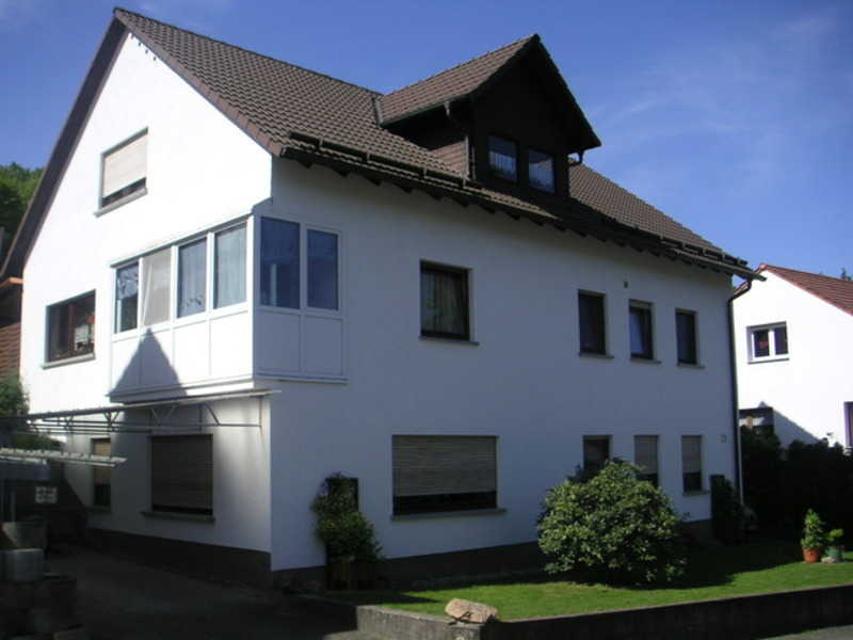 Das Dorf Weiher gehört zur Großgemeinde Mörlenbach und liegt im vorderen Odenwald. Unsere ruhig gelegene Ferienwohnung befindet sich im Dachgeschoss unseres Hauses und verfügt über ein Schlafzimmer, ein Kinderzimmer, ein Wohnzimmer und Küche mit Essecke (offen gestaltet).
