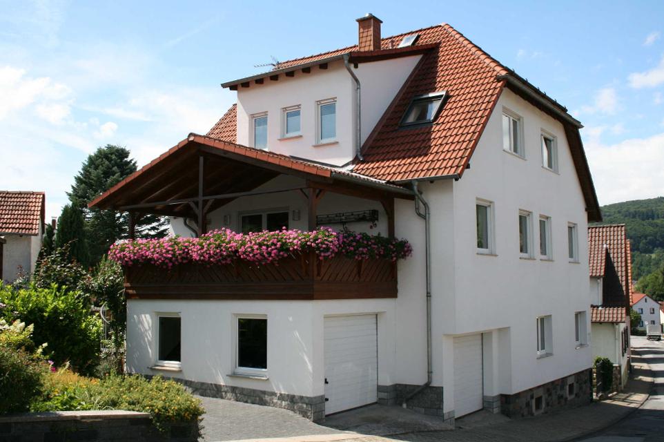Herzlich Willkommen! Wir bieten Ihnen eine helle, stilvolle und neu eingerichtete Ferienwohnung für 1-4 Personen im idyllischen Ort Reichenbach zwischen der Bergstraße und dem Odenwald.