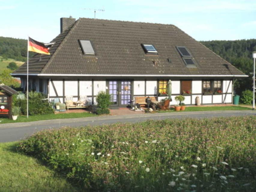 Wir bieten Ihnen vier Ferienwohnungen*** für 2 - 5 Personen bei uns im Odenwald, etwa in der Mitte zwischen Frankfurt (50 km) und Heidelberg (50 km).
                 title=
