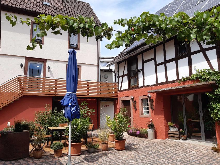 Die Ferienwohnung befindet sich in einem Fachwerkgebäude aus dem Jahre 1839 und liegt in sehr ruhiger, zentraler Lage zwischen Michelstadt und Erbach. Die Zentren sind zu Fuß in 15-20 min zu erreichen. 
