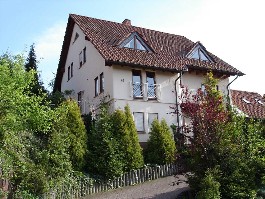 Die Ferienwohnung „Rehgarten“ befindet sich in Mömlingen, im Erdgeschoß eines Zweifamilienhauses. Sie bietet mit rd. 80 qm Platz für 2 (3) Gäste und mit seiner  Ausstattung alles, was der Gast zum Wohlfühlen braucht. 