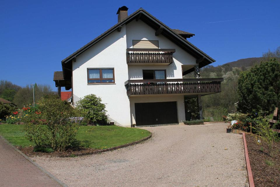 Unser Haus liegt am Ortsrand von Lindenfels-Schlierbach, nicht weit von Feld und Wald entfernt, direkt am Nibelungensteig. Im Obergeschoss haben wir eine großzügige, helle Ferienwohnung (110 m2) eingerichtet. 
