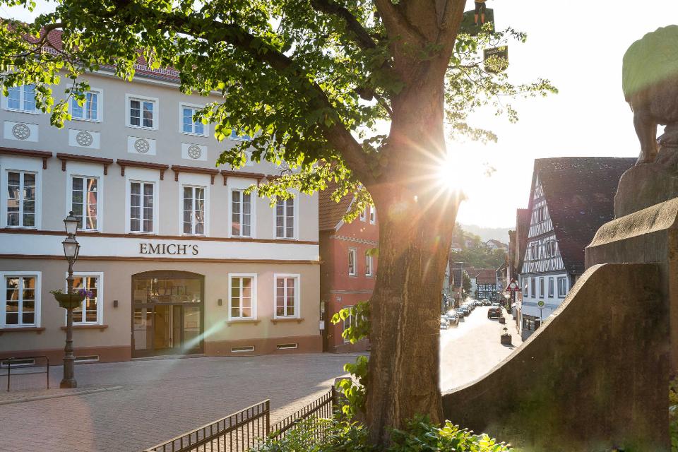 Erleben Sie Urlaub vor historischer Kulisse. Im Herzen Amorbachs, umgeben von der sanften Hügellandschaft des bayrischen Odenwaldes, befindet sich das EMICH´S Hotel. 