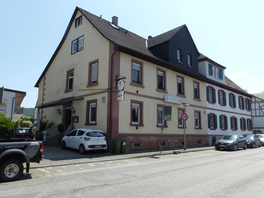 Unsere modern eingerichtete und frisch renovierte 86 qm Nichtraucher-Ferienwohnung liegt im Zentrum von Michelstadt. 
