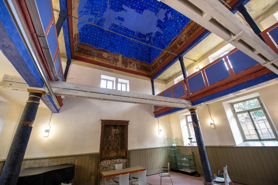 Der Innenraum der ehemaligen Synagoge in Pfungstadt wird heute für kulturelle Veranstaltungen genutzt