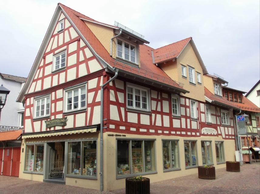 Die Buchhandlung Schindelhauer, im Herzen der Innenstadt von Michelstadt, existiert seit 1965. Zwar haben wir im Laufe der Zeit immer wieder umgebaut, renoviert, modernisiert, aber eines hat sich nie verändert: unsere Leistung! 