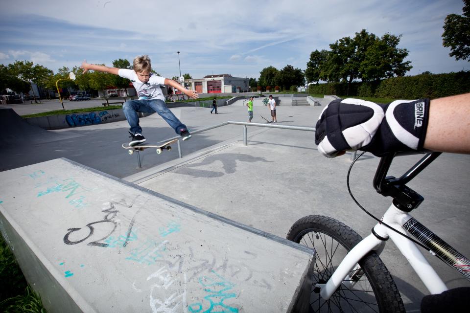 Hier ist immer was los: Der Skateplatz auf dem Abtenauer Platz lädt ein zu schwungvollen Moves und coolen Tricks mit Skateboard, Inline-Skates und Co.
