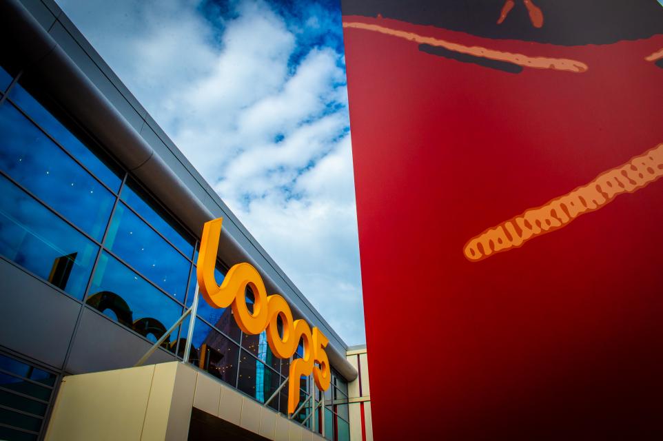 Das LOOP5 ist eine große Shopping-Mall in Weiterstadt.  Loop ist als eine Abkürzung von „Looping“ zu verstehen und stellt den Zusammenhang mit dem  Frankfurter Flughafen und dem Europäischen Raumflugkontrollzentrum in Darmstadt her. Die „5“ bezieht sich auf die direkt angrenzende Bundesautobahn 5.