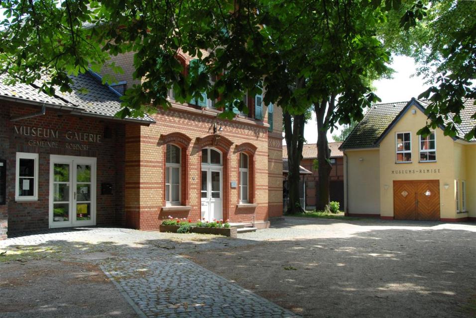 Das Museum, das 1988 im ehemaligen Roßdörfer Bahnhof eröffnet wurde,  wendet sich an an alle Altersgruppen. Schwerpunkt sind Sammlungen zur Regional- und Handwerksgeschichte der letzten 150 Jahre. 