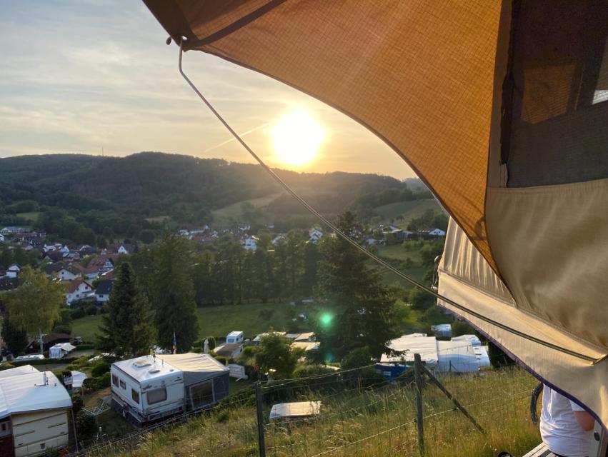Der Campingplatz ist in Terrassen angelegt, wunderschön idyllisch am Fuße der Burgruine Lindenfels, angrenzend an den Ortsteil Schlierbach. Die gesamte Anlage ist umgeben von Wäldern und Wiesen des sagenumwobenen Odenwaldes. Bubbletent und Rooflodge bieten besondere Erlebnisse. 