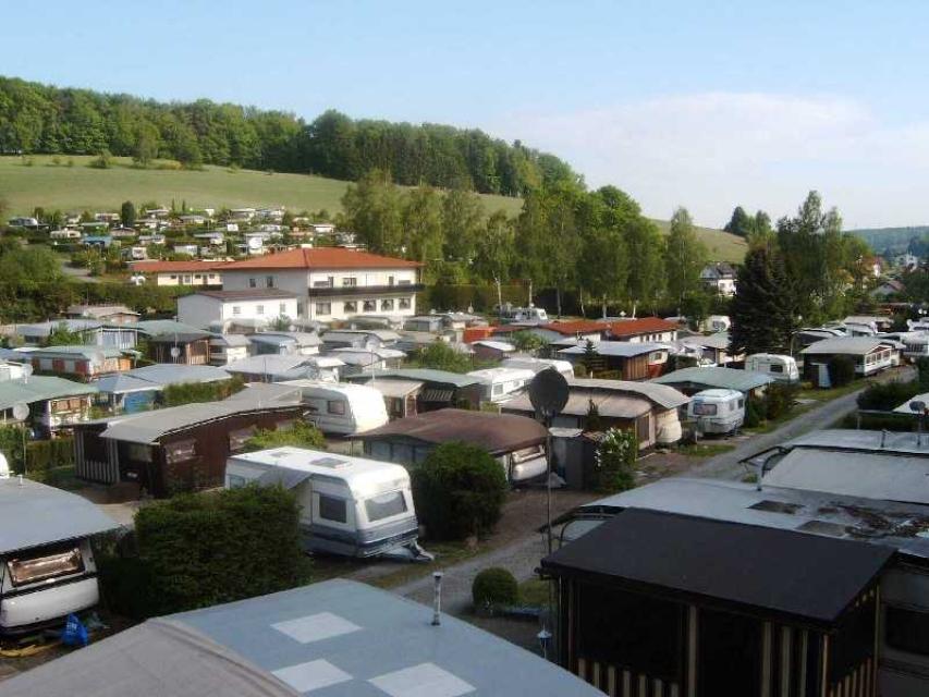 Der Campingplatz "Schöner Odenwald" liegt am Rande von Wald-Michelbach und bietet eine schöne Umgebung mit tollen Wanderwegen. Zur Sommerrodelbahn und dem Kletterwald sind es zu Fuß nur 2,5 Kilometer.