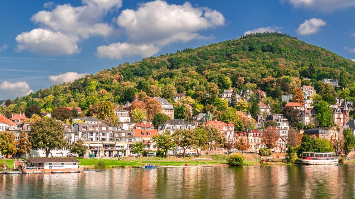 Bei uns entspannen Sie in aller Ruhe und genießen die Annehmlichkeiten und die ungezwungene internationale Atmosphäre unseres Platzes. Camping Heidelberg ist der ideale Ausgangspunkt für Ihre Stadtbesichtigungen und Ausflüge in die Umgebung Heidelbergs.