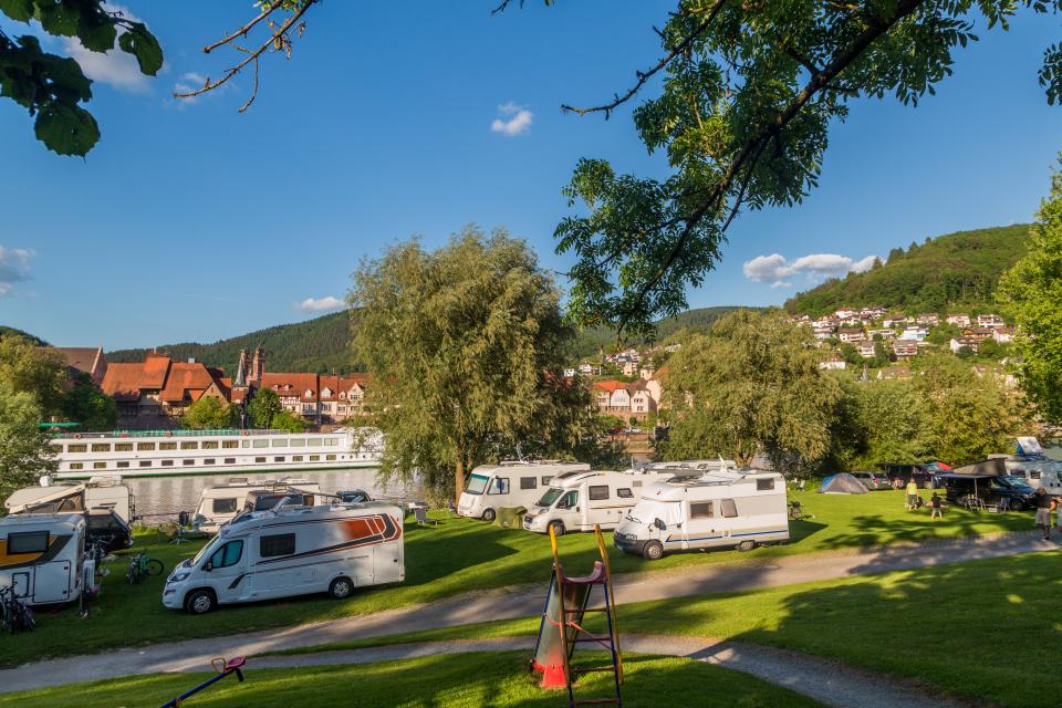Genießen Sie die herrliche Lage des Campingplatzes direkt am Neckar und lassen sie sich von dem zauberhaften Blick auf die Altstadt der Stauferstadt Eberbach faszinieren. Unternehmen Sie Radtouren entlang des Neckars oder gehen Sie wandern. 