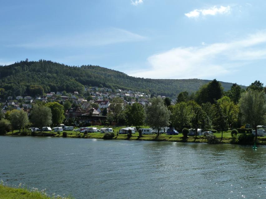 Der Campingpark Eberbach liegt direkt am Neckar, auch der Neckartal-Radweg führt vorbei.