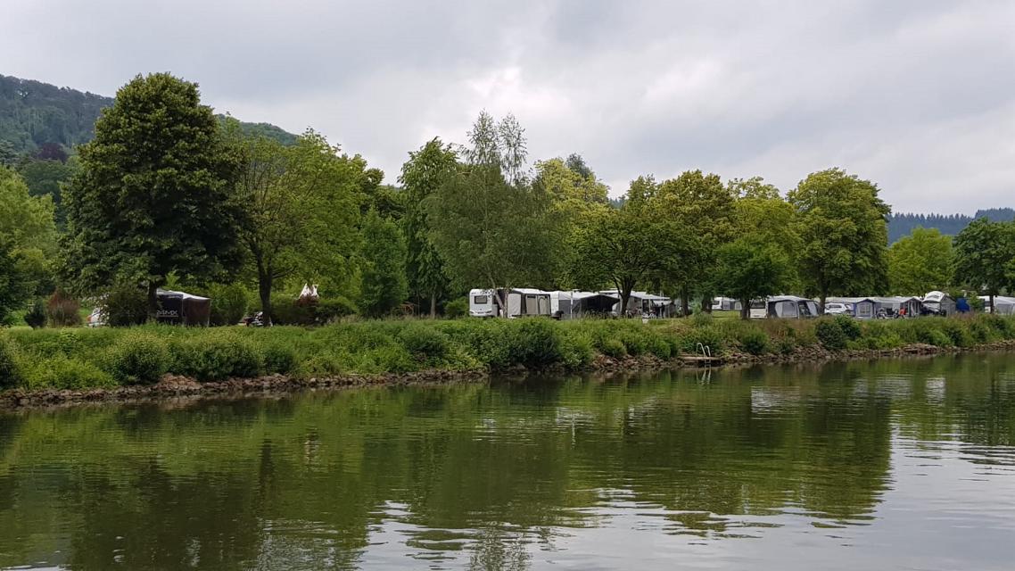 Der Campingplatz in Neckargerach liegt idyllisch am Neckar.