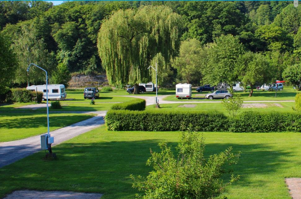 Der Campingplatz Cimbria in Neckarzimmern bietet 70 großflächige Wiesenplätze für bis zu 12 m länge, teils direkt am Neckar.