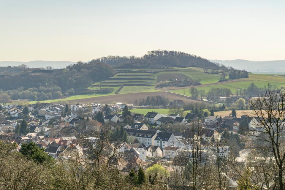 Vom Aussichtspunkt auf dem Rehberg hat man einen atemberaubenden Blick über ganz Roßdorf. In der Ferne kann man sowohl bis nach Frankfurt, als auch Aschaffenburg blicken.