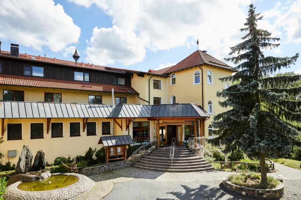 Oberhalb vom berühmten Reichenbacher Felsenmeer bietet das gemütliche Hotel-Restaurant Kuralpe Kreuzhof sechs Stellplätze, regionale Küche und einen schönen Biergarten mit Kinderspielplatz. 