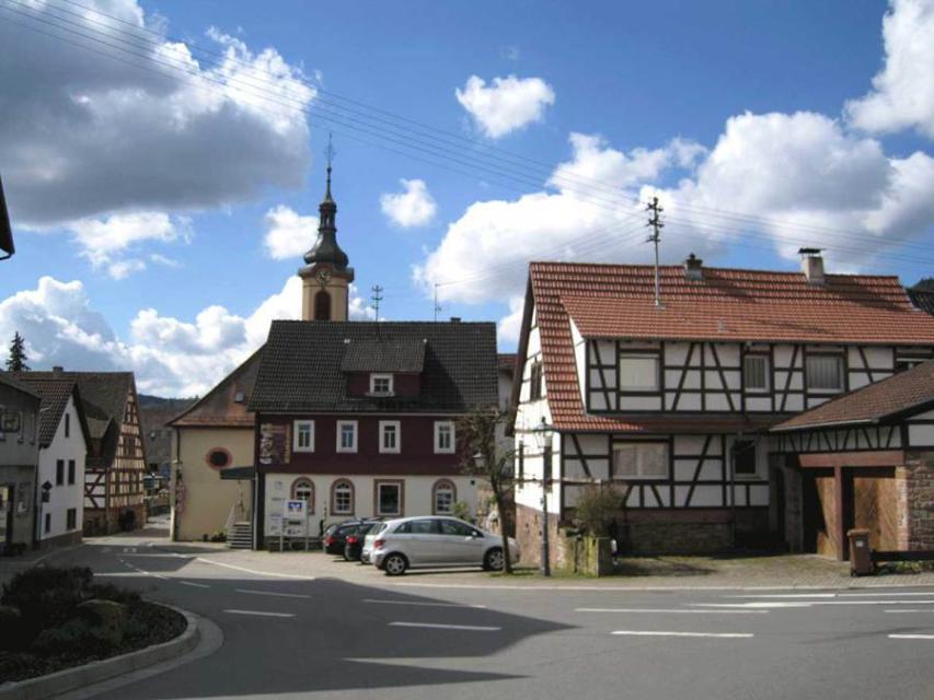 Einfacher Transitplatz am Rande der idyllisch gelegenen Odenwaldgemeinde Heiligkreuzsteinach. Fischteich und Forellenhof sind gleich in der Nähe. 