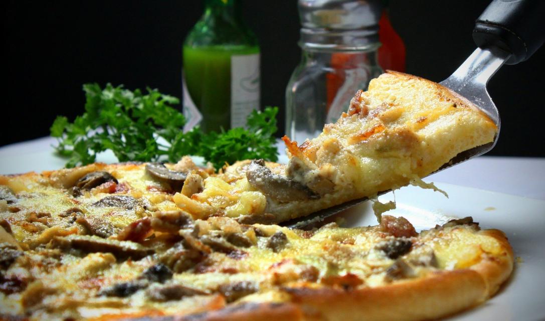 Die Pizzeria Crusty Pizza ist ein Lieferdienst für allerlei italienische Spezialitäten im Herzen von Mömlingen. Bestellt werden kann wahlweise über die Webseite der Pizzeria, oder den Lieferservice Lieferando.