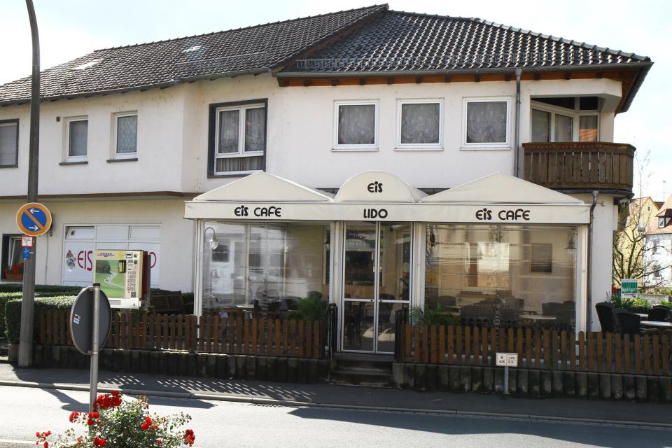 Im Eis Café Lido in Mömlingen gibt es neben vielen leckeren Eiskreationen auch selbst gemachte Getränke und Torten. Das Eis kann sowohl mitgenommen werden, als auch direkt vor Ort genossen werden.