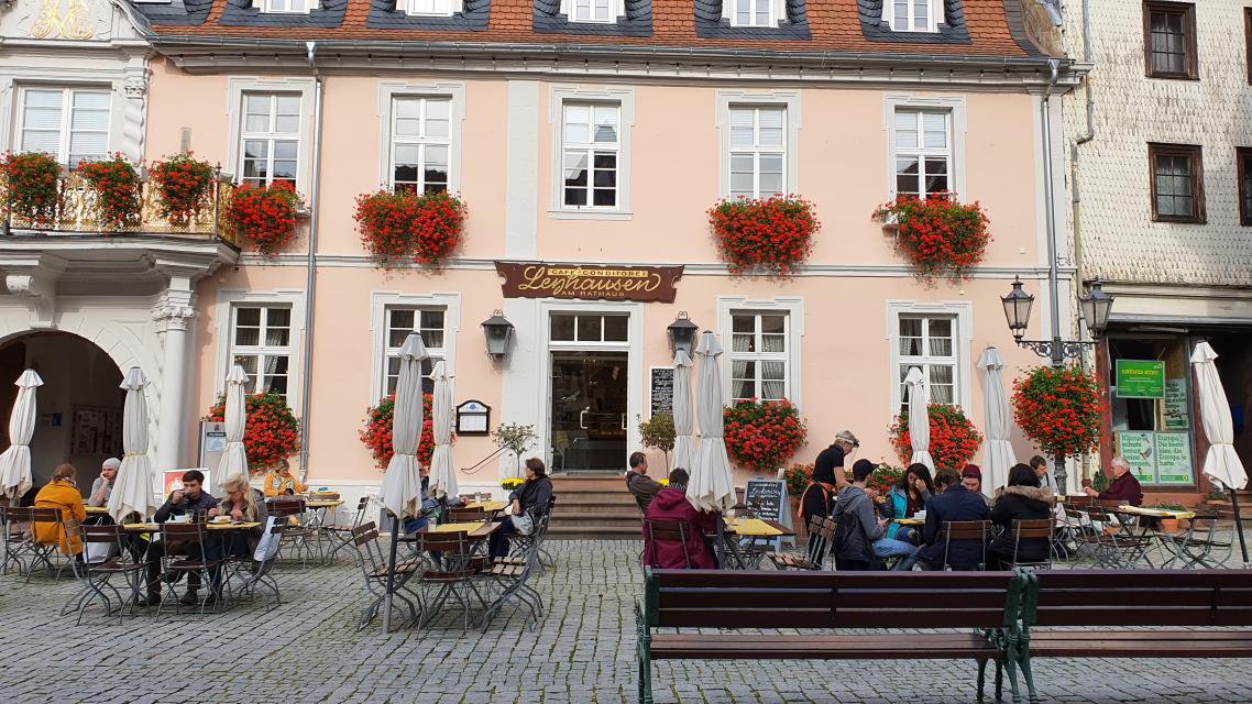 Erstklassige Konditoreien und stilvolle Caféhäuser sind leider sehr rar geworden in unserer Zeit - umso mehr wird es Sie erfreuen, hier im Herzen des Odenwaldes ein erstklassiges Conditorei-Café mit nunmehr über 80-jähriger Tradition erleben zu können, aufgebaut von drei Generationen der Konditoren-Familie Leyhausen.