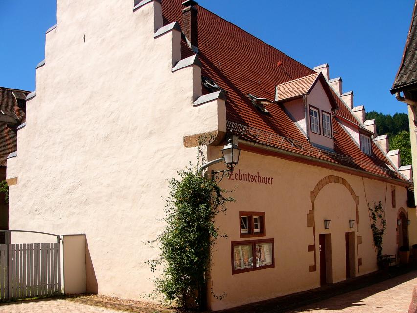 Der „Kulturkreis Zehntscheuer Amorbach e.V.“, betreibt die älteste Kleinkunstbühne am Bayerischen Untermain und bietet ein abwechslungsreiches Programm aus Kleinkunst, Theater, Musik, Kabarett und Literatur.