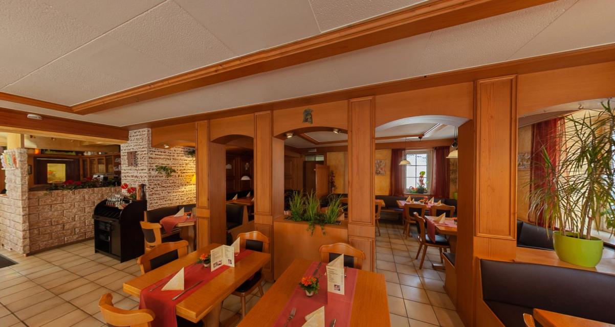 Im Restaurant wird Ihnen in behaglicher Atmosphäre eine reiche Auswahl an Speisen und Getränken geboten. Eine ausgezeichnete deutsch-griechische Küche läßt jede Mahlzeit zum Genuss werden. 
                 title=