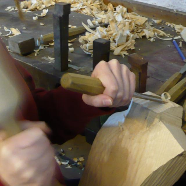 Aus Holz stellt der Kunsthandwerker Thomas Sauer in seiner Holzwerkstatt nahezu alles her. Dazu gehören auch Dinge, wie hölzerne Federfüllhalter.