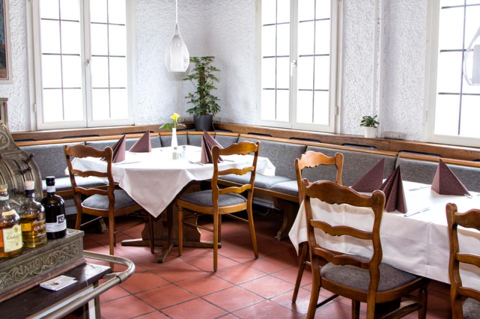 Das Restaurant Brücke-Ohl ist ein Haus mit Tradition und Beständigkeit. Unsere gemütlichen Räume sind geschmückt mit alten Utensilien und Bildern des Malers Stephan Breuling.
                 title=