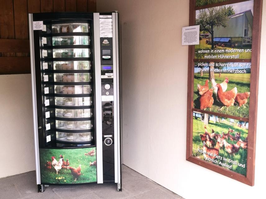 Unser Lebensmittelautomat steht für jeden gut zugänglich und leicht mit dem Auto erreichbar an der Erbacher Straße 31 (B45) in einem kleinen Anbau. Wer also kurz nach Feierabend noch frische, leckere und regionale Produkte benötigt darf den Automaten gerne ausprobieren. 