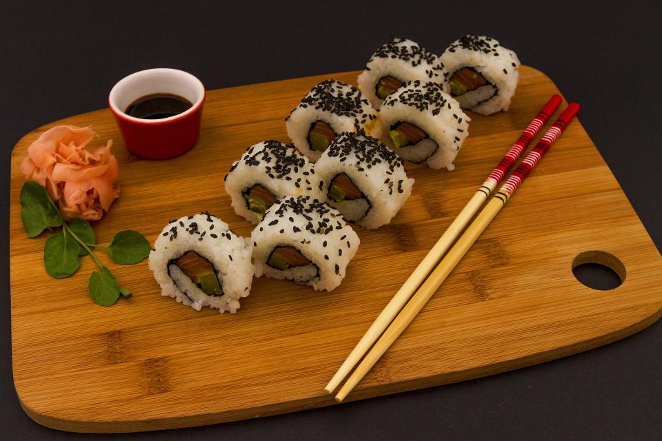 Das Sushi-Café Sushije bietet alle seine Speisen auch zum Abholen an. Montags bis samstags, von 17:00 bis 21:30 Uhr ist das Sushi-Café Sushije für Sie da. Bestellen können Sie unter 06151-1362353 aufgeben.